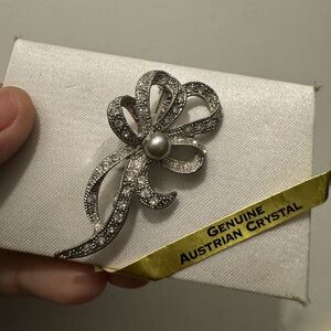 Genuine Austrian Crystal Faux Pearl Bow/Ribbon Brooch